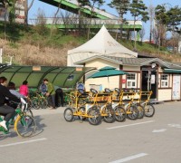 “금강신관공원, 자전거 타고 즐겨요”...관람객에 무료 대여